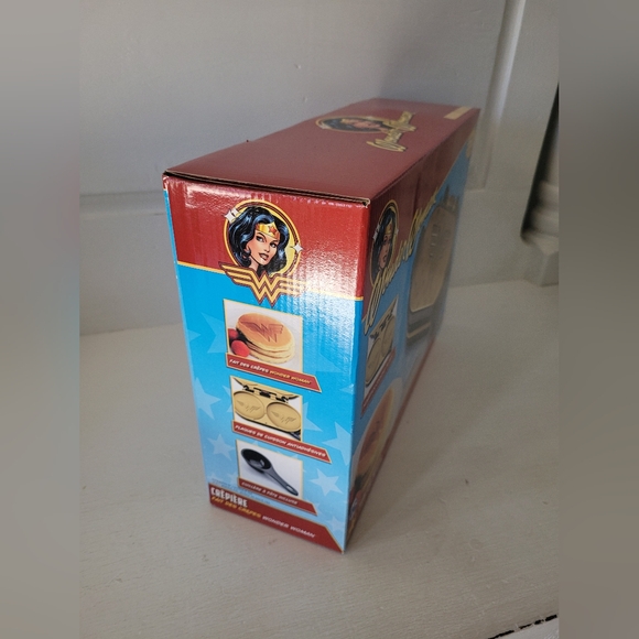 NEW in Box DC Comic's WONDERWOMAN Pancake Maker. - Picture 9 of 9